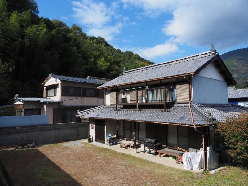 四国旅行のhub拠点 古民家ゲストハウス Heso Camp Мийоши Екстериор снимка